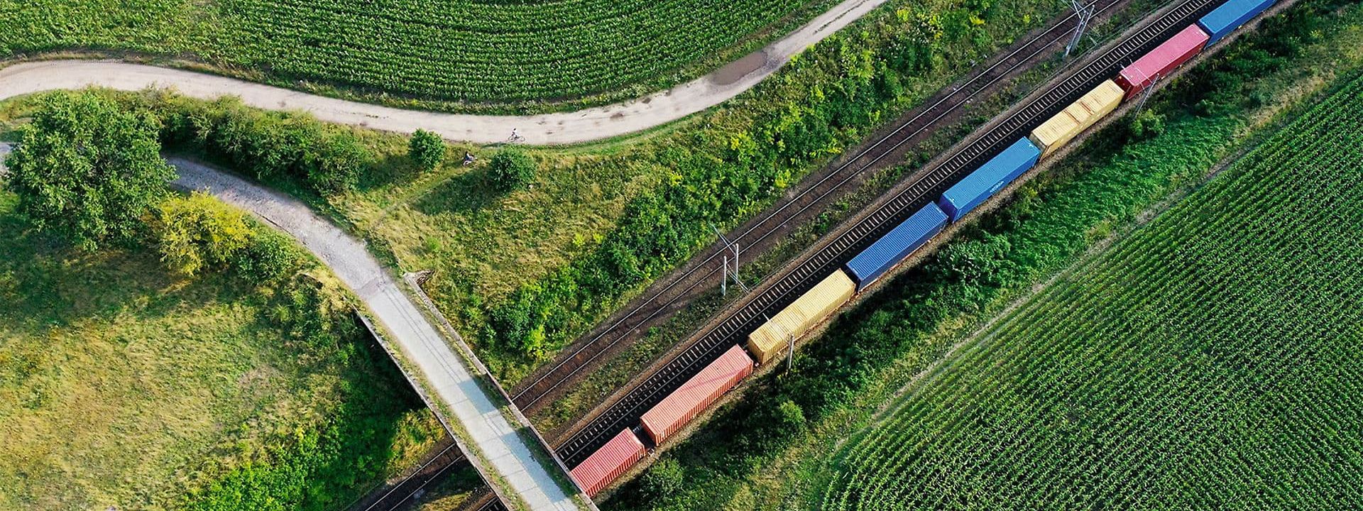 Güterzug durch grüne Felder von oben