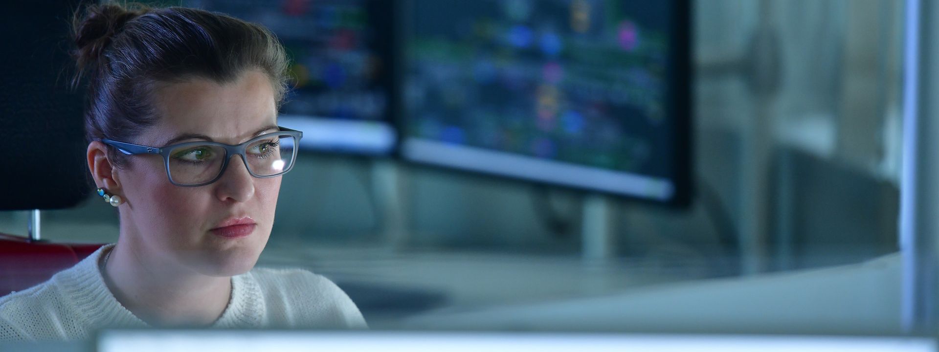 DB Cargo employee in front of screen